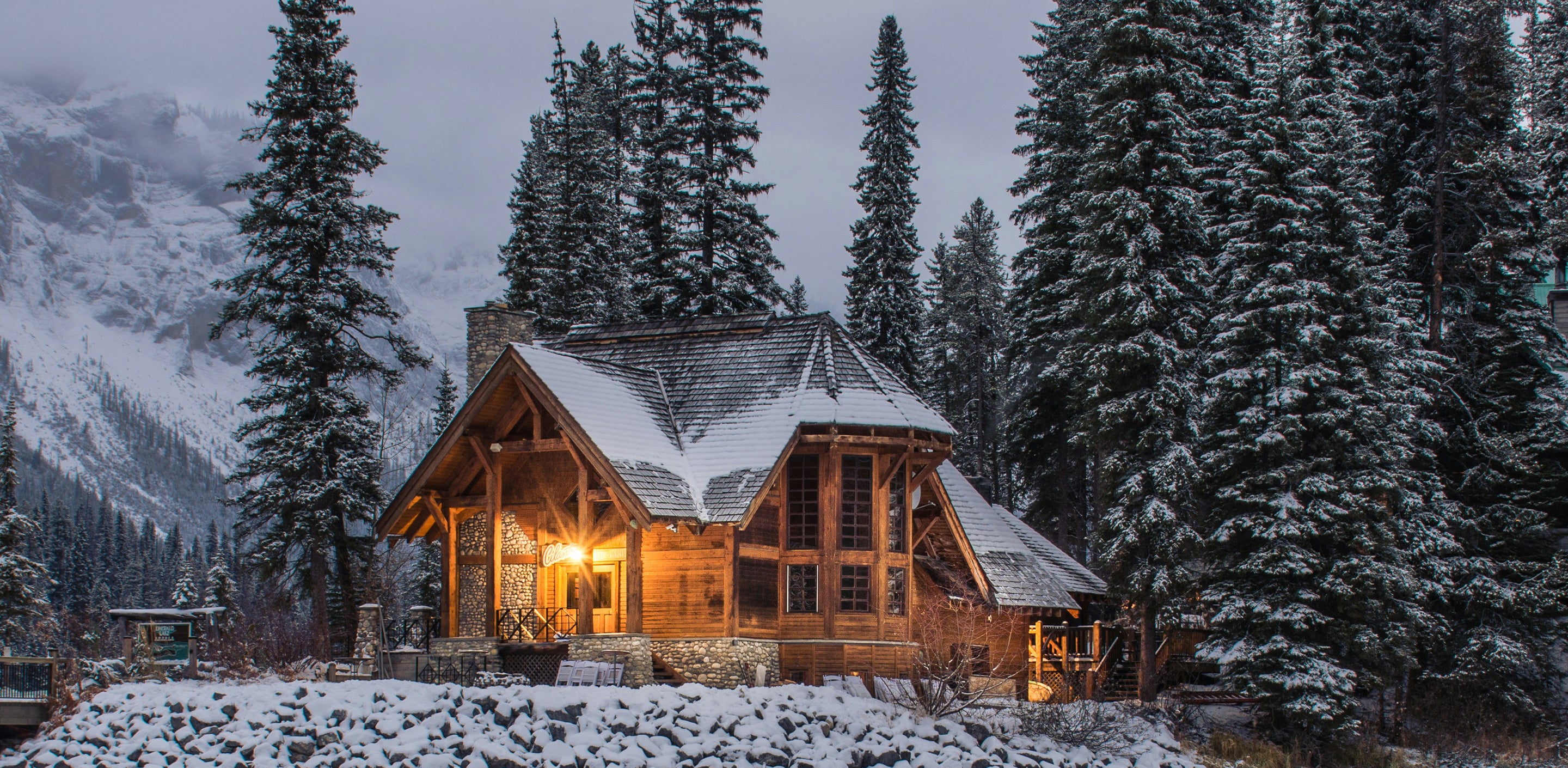 LUGGAGE ESSENTIALS FOR THE SOLO WINTER TRAVELER