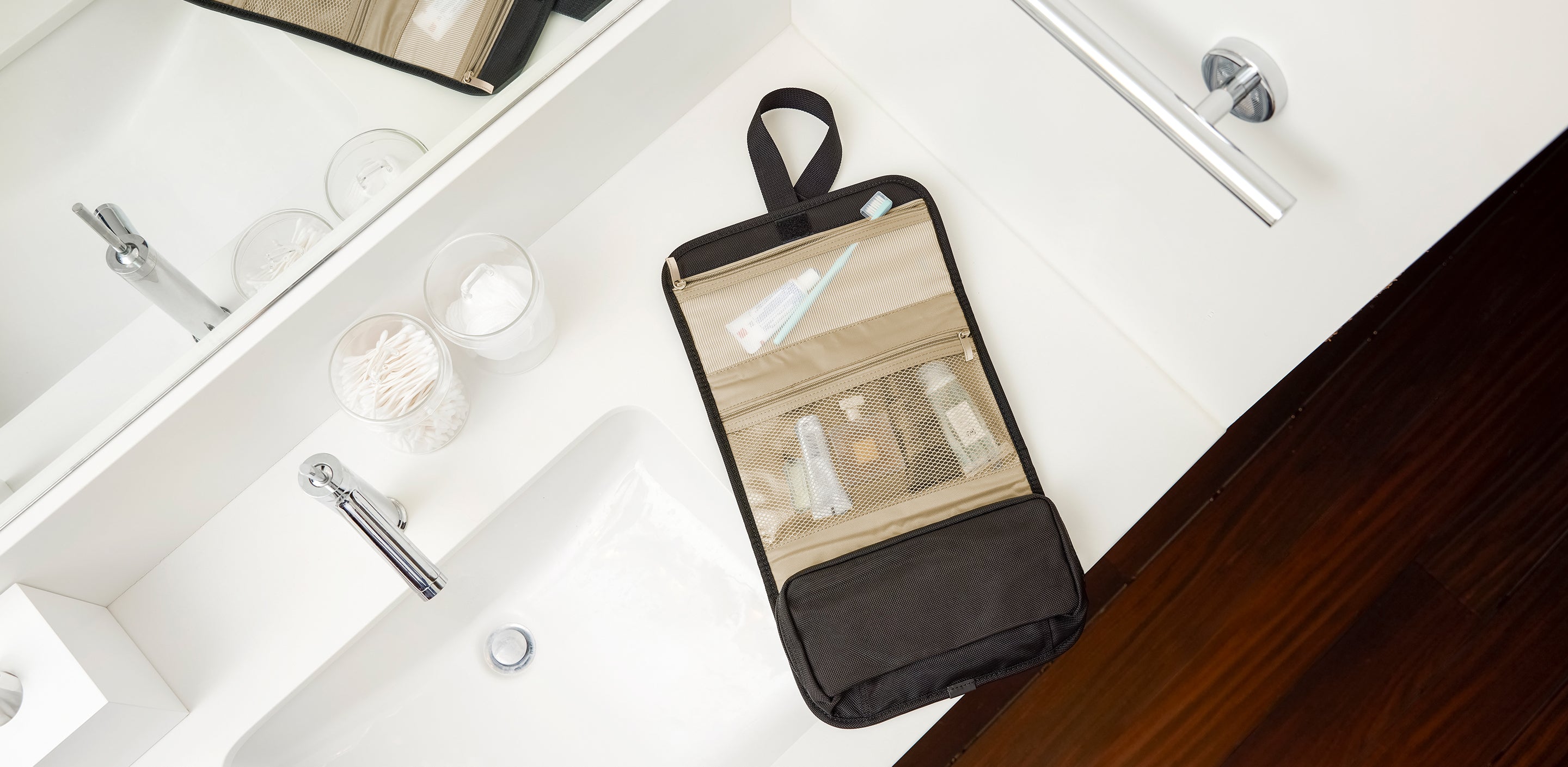 Hanging toiletries bag guide