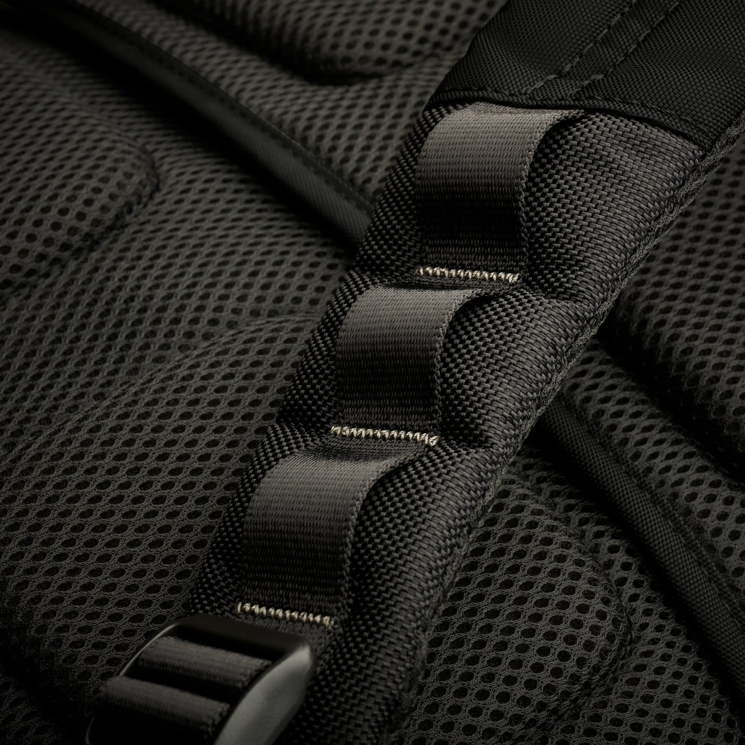Briggs &amp; Riley Medium Widemouth Backpack Black Strap Close-up